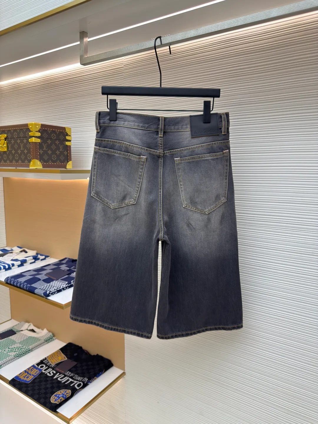 Acne Studios splash-painted denim cropped pants ●Authentic product: Purchased and developed by 2693 ●Item number: 1680125-A65 ●Fabric: denim fabric ●Technology: Painted ●Version: Fitted version ●Size: 30-31-32-33-34 ●Description: Made of denim fabric imported from Japan. It is characterized by high density and thick yarn, so it has strong wear resistance and tensile strength. It also has softness. With the passage of time and frequent wear, denim fabrics will gradually become softer and fit the body through special dyeing and finishing processes. Denim fabrics also have good color fastness and washability. They can withstand multiple washings without fading easily. Hand-painted splash-ink designs take up to 30 minutes to paint a finished product. The daily output is limited and the workmanship is very cumbersome. After painting, it is washed and aged. It is an important process to make denim fabrics show a retro and aged effect. It shows a natural and uneven fading effect. Customized genuine leather label. The details of the back pocket are marked with pink thread. The overall wiring is straight and delicate. The fabric is comfortable and soft. The color is consistent and no color difference. It can be matched with the same style to create a fashionable look and control various occasions. Customized accessories, complete with three labels, same style for men and women!